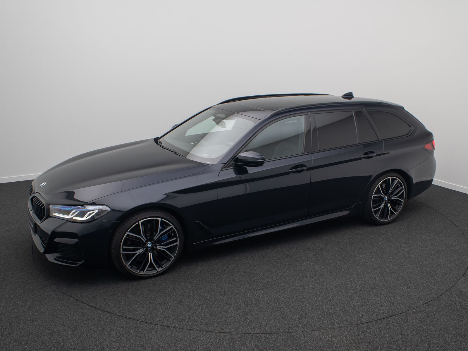 Fahrzeugabbildung BMW 540i xD M Sport DAB Panorama HUD H/K DispKey 20"
