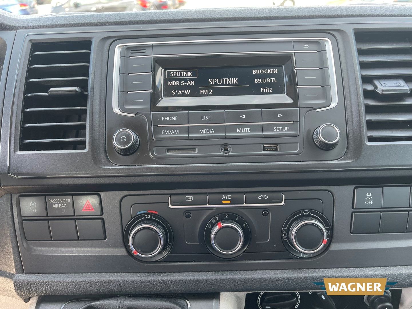 Fahrzeugabbildung Volkswagen T6 Kombi lang 9 Sitzer Rampe Klimaanlage