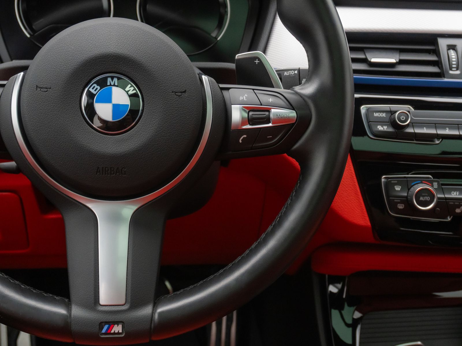 Fahrzeugabbildung BMW X2 xD25d M Sport Panoram Kamera HUD DAB HiFi 20"