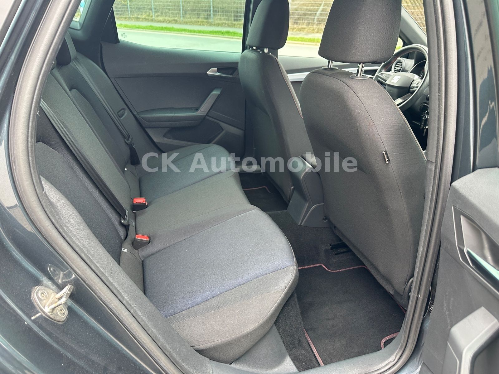 Fahrzeugabbildung SEAT Arona 1.5 TSI 110kW FR DSG/Navi/LED/Kam/AHK