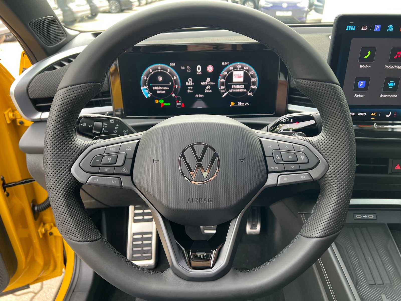 Fahrzeugabbildung Volkswagen T-Roc R-Line 1.5 eTSI DSG *BlackStyle, AHK, 20"-