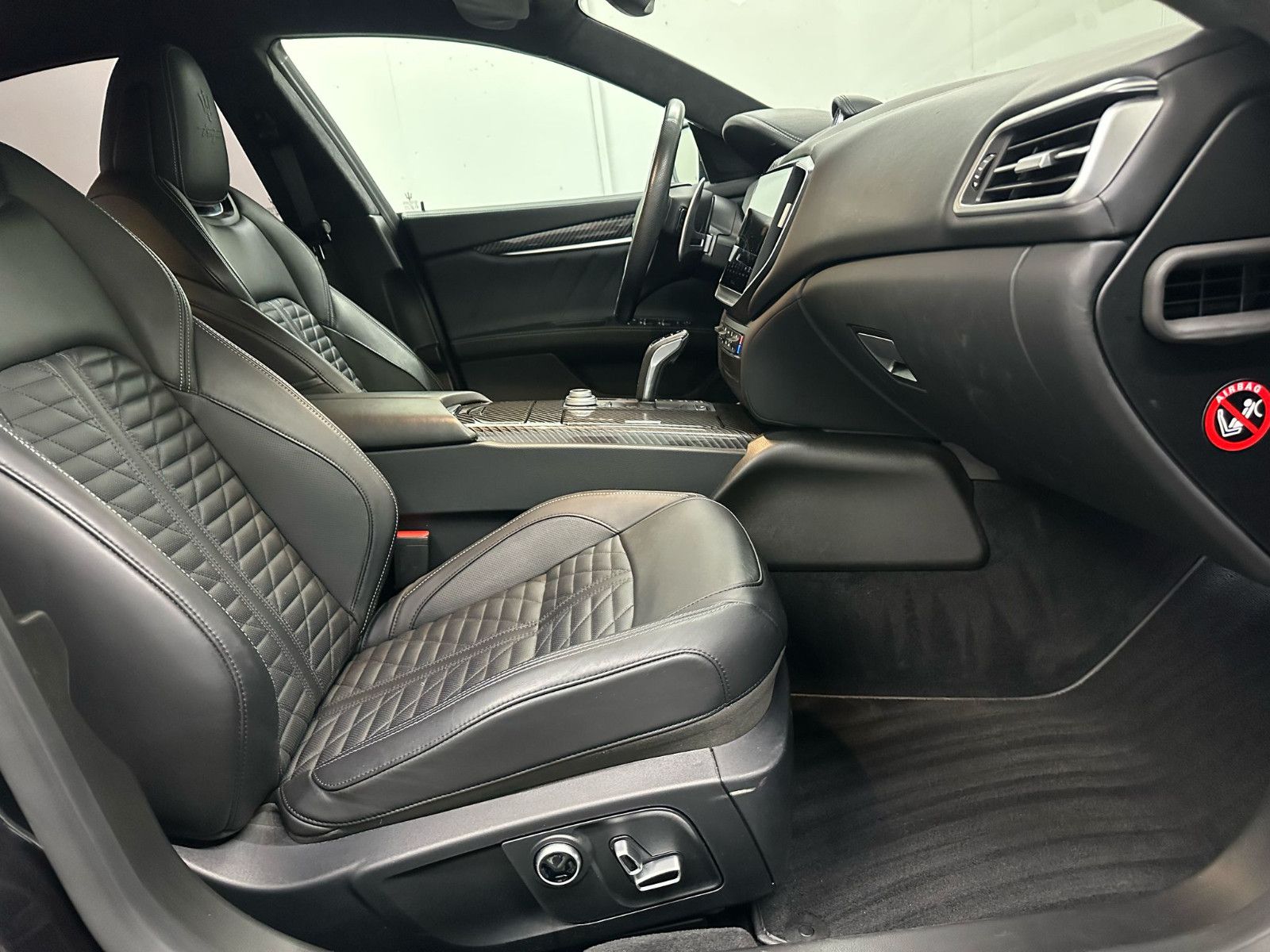 Fahrzeugabbildung Maserati Ghibli TROFEO V8   - SOFT CLOSE*NAVI*TEMPO*DAB*