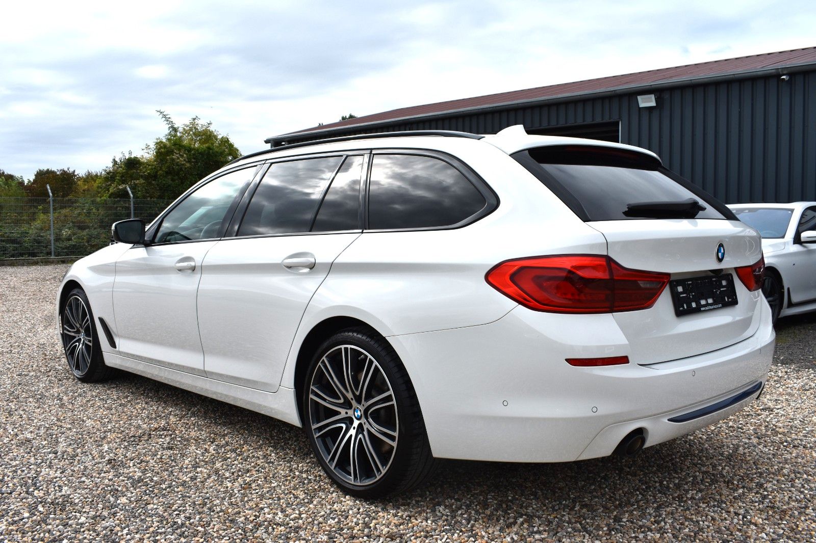 Fahrzeugabbildung BMW 530 d Touring Sport Line Panora Leder HUD AHK ke