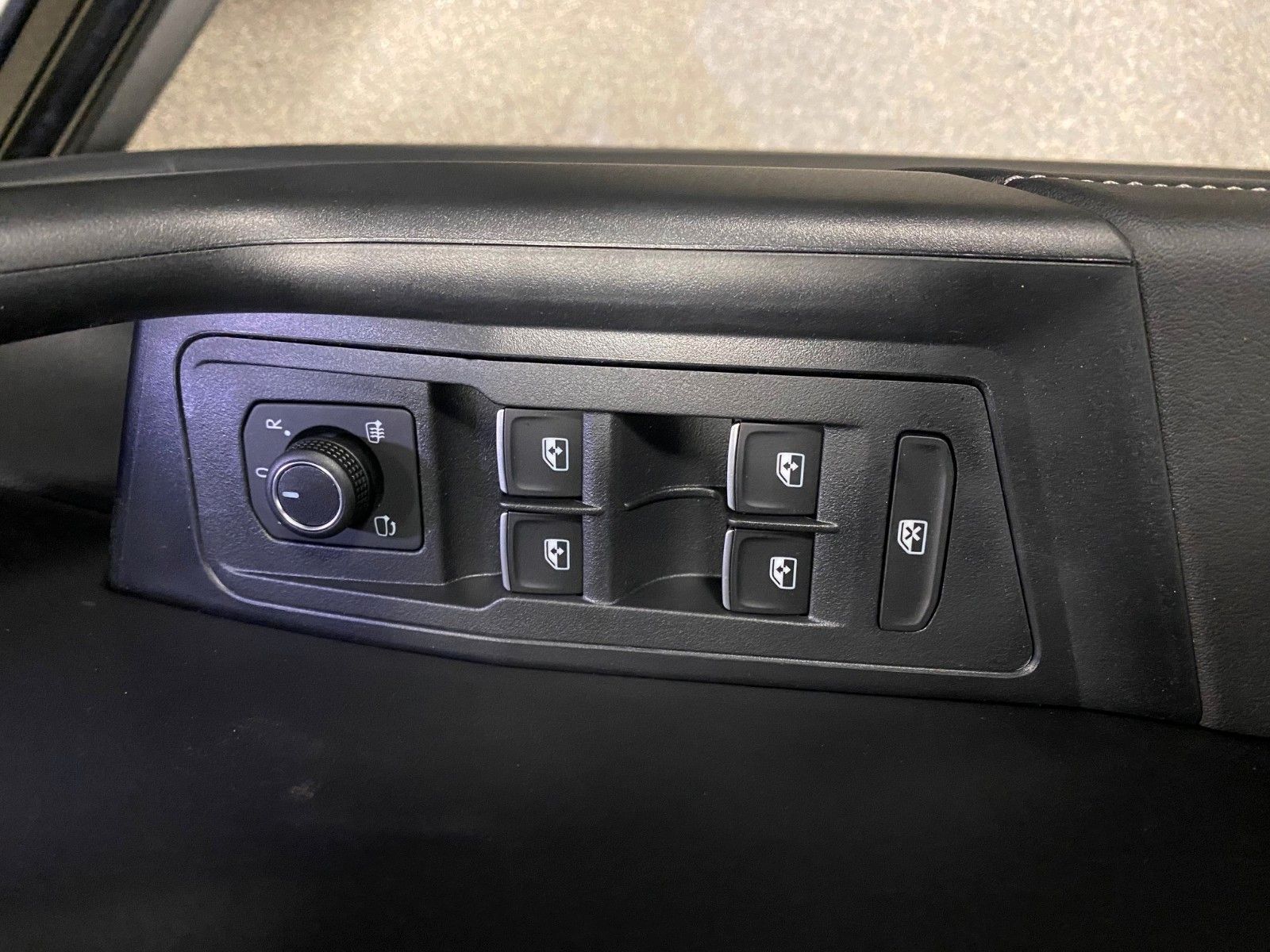 Fahrzeugabbildung Volkswagen T-Roc 2.0 TDI DSG R-Line+AHK+Black Style+19"ALU+