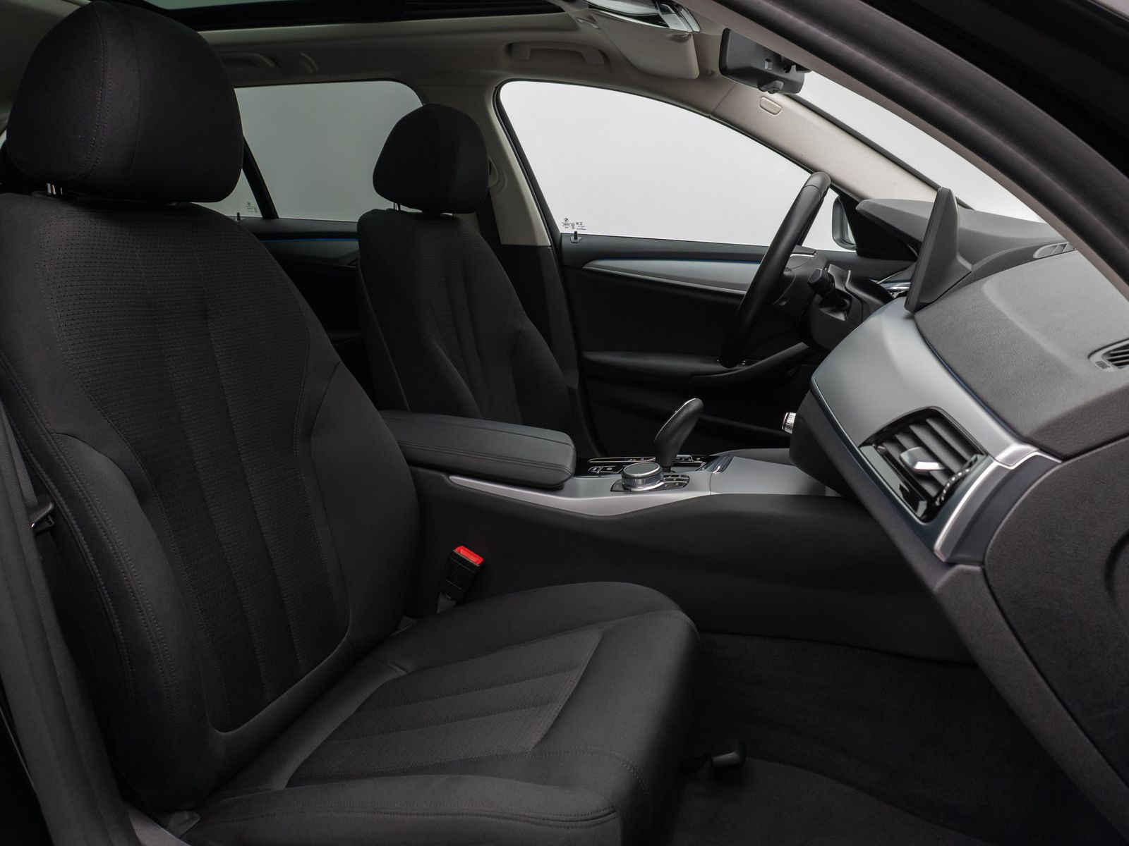 Fahrzeugabbildung BMW 530e xD Panorama Kamera CockPiPro DAB Alarm LED