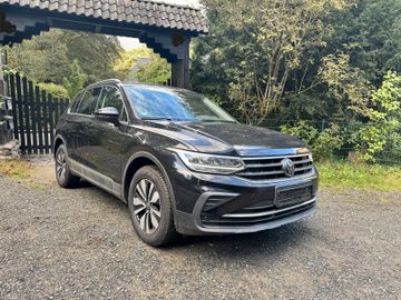 Volkswagen Tiguan - 1