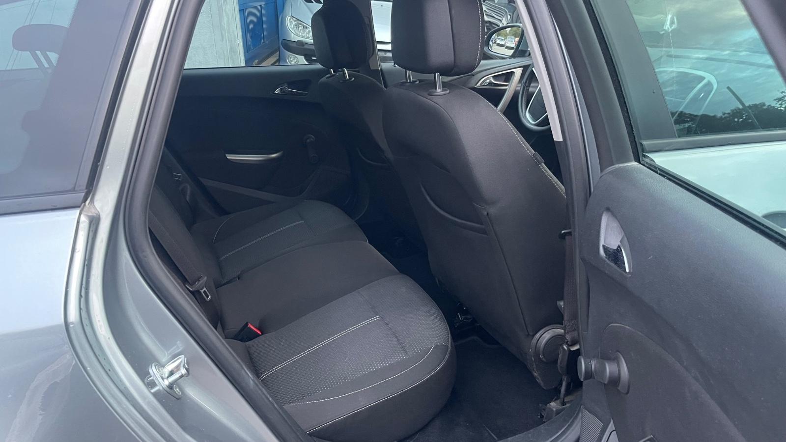 Opel Astra 2011 — photo 10