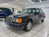 Mercedes-Benz 230E (W124)*E-Fenster*Schiebedach*H-Zulassung* - schwarze Mercedes-Benz 230