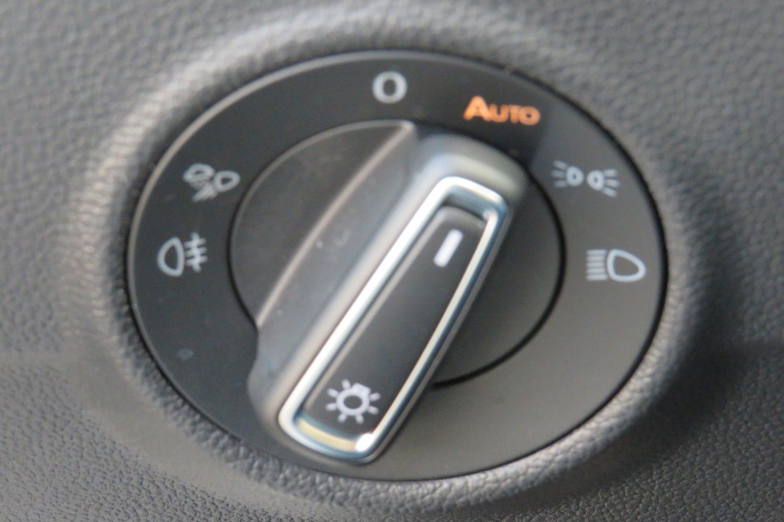 Fahrzeugabbildung Volkswagen T-Roc R-LINE AHK DCC ACC NAVI KAMERA 8-FACH 1.H