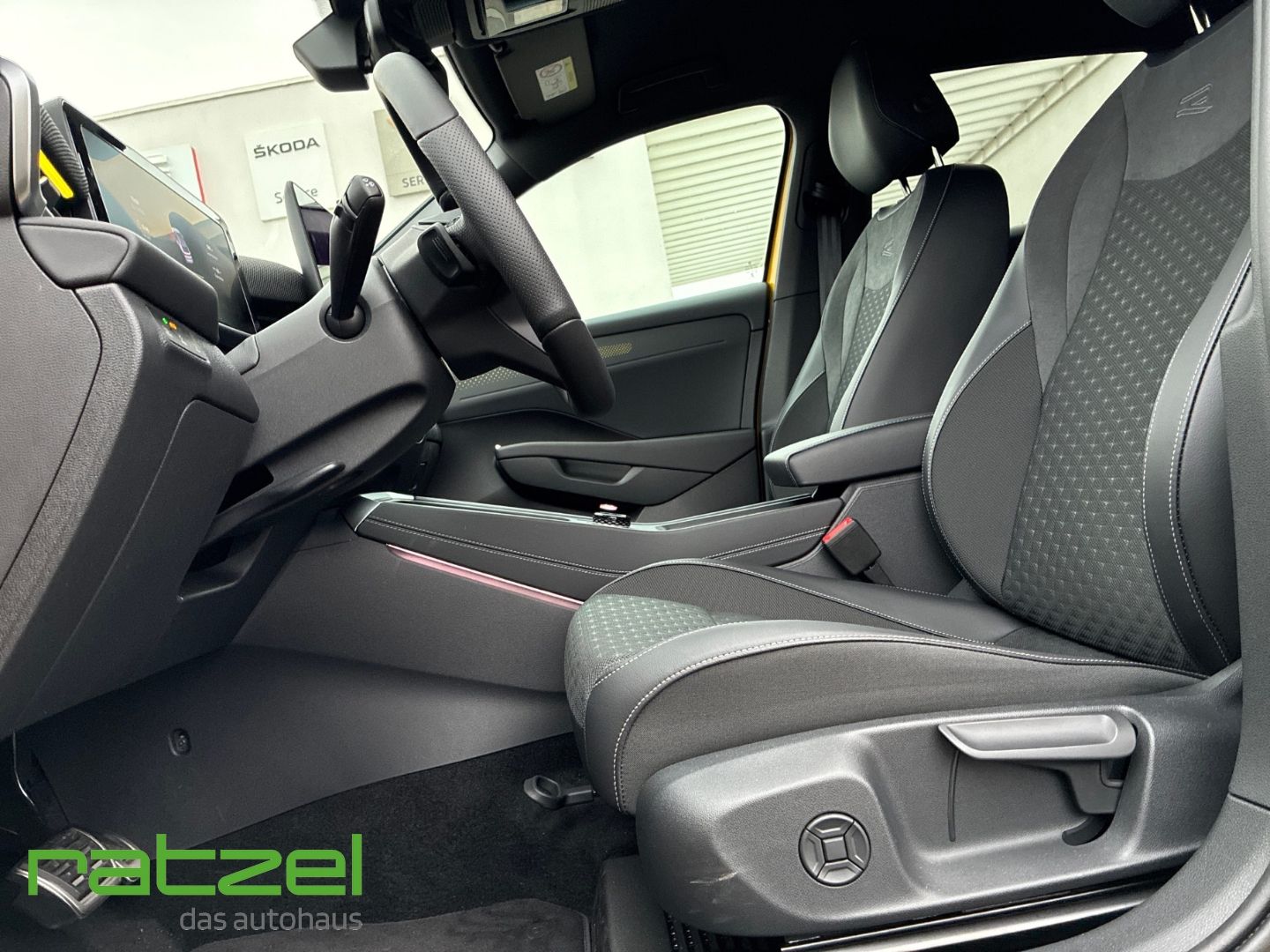 Fahrzeugabbildung Volkswagen T-Roc R-LINE 1.5 eTSI DSG IQ.Drive+LED+Keyless