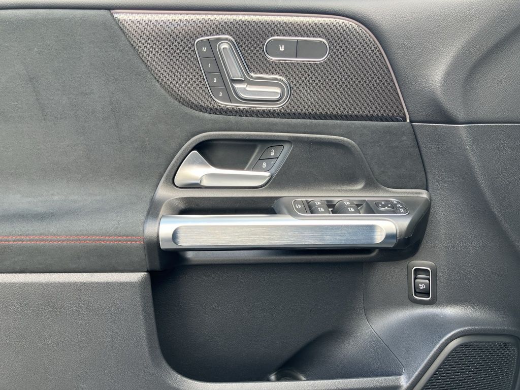 Fahrzeugabbildung Mercedes-Benz GLB 200 AMG*NIGHT*AHK*PANO*DISTR*MEMO*KEYL*MULTI