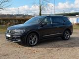 Volkswagen Tiguan Allspace 2.0 TDI DSG 4MOTION AHK R-LINE - Volkswagen Tiguan Allspace mit Diesel-Antrieb: Schwarz, Alcantara, Standheizung
