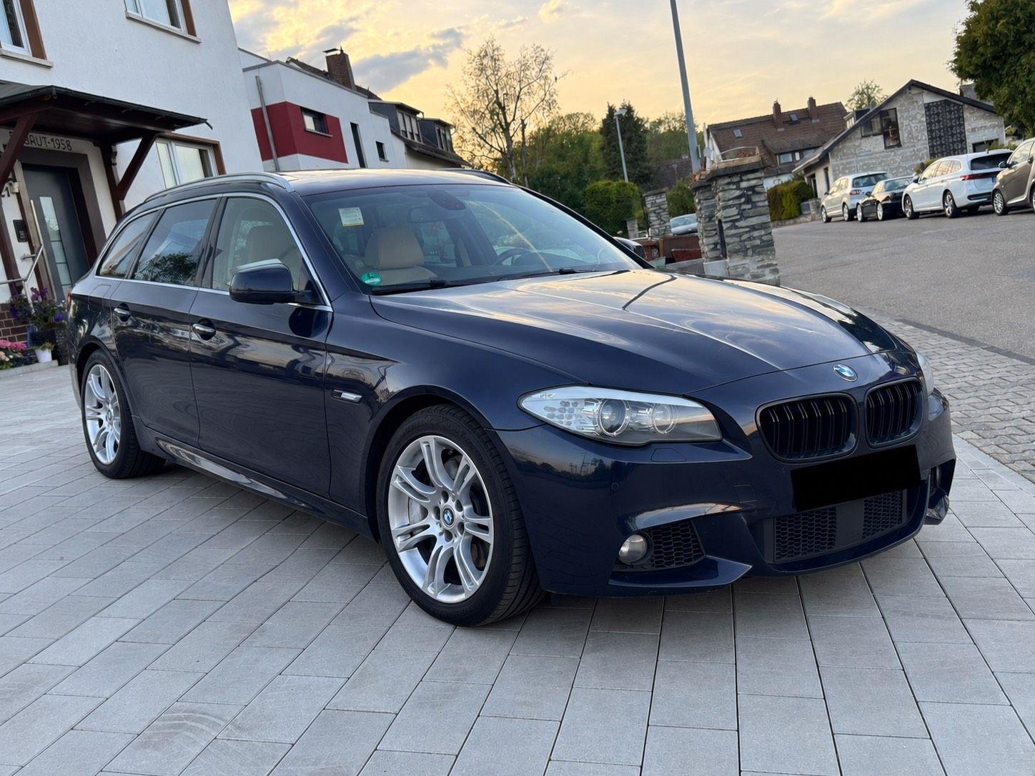 BMW 535 2011 — interior