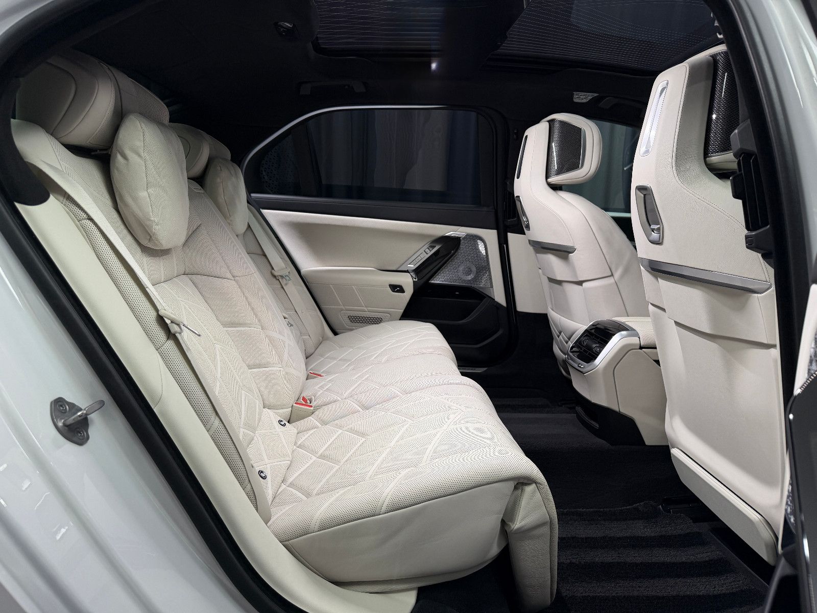Fahrzeugabbildung BMW M760 e xDrive M-SPORT|TV|B&W|SKY-LOUNGE|MEGAVOLL