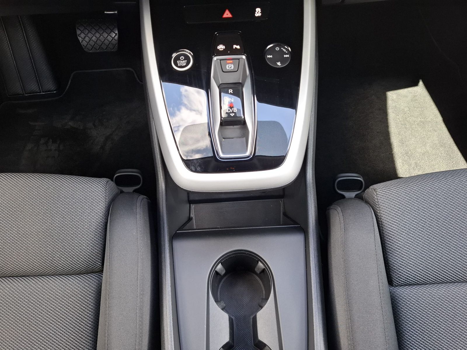 Fahrzeugabbildung Audi Q4 e-tron 40 AHK*LED*19"ALU*SHZ*SPORTSITZE*94,4%