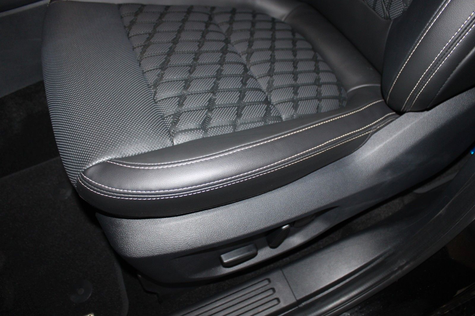 Fahrzeugabbildung Ford Ranger Platinum Automatik LEDER AHK ROLLO STDH