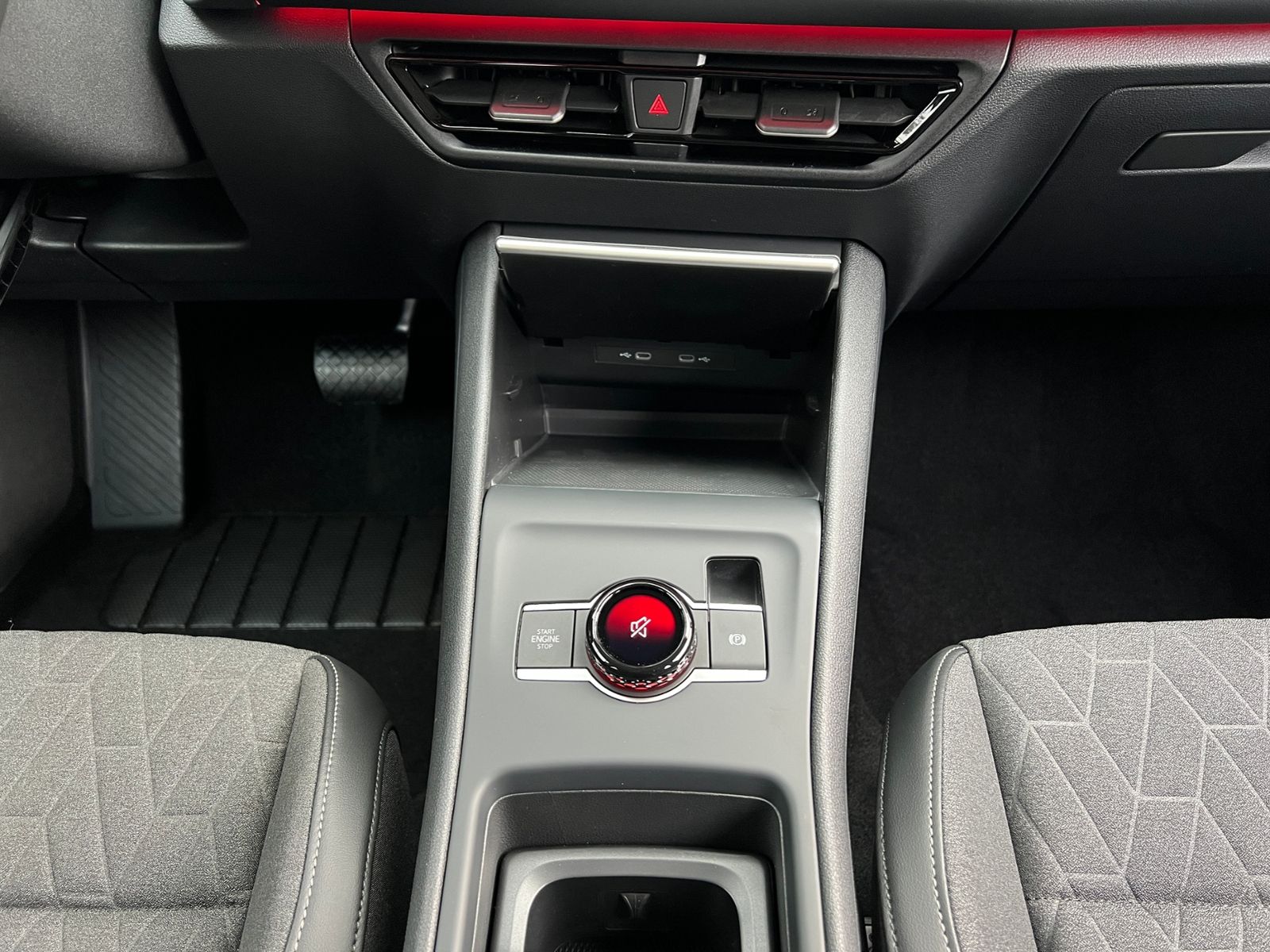 Fahrzeugabbildung Volkswagen Tiguan LIFE 1.5 eTSI DSG *AHK, LED Plus, App-Con