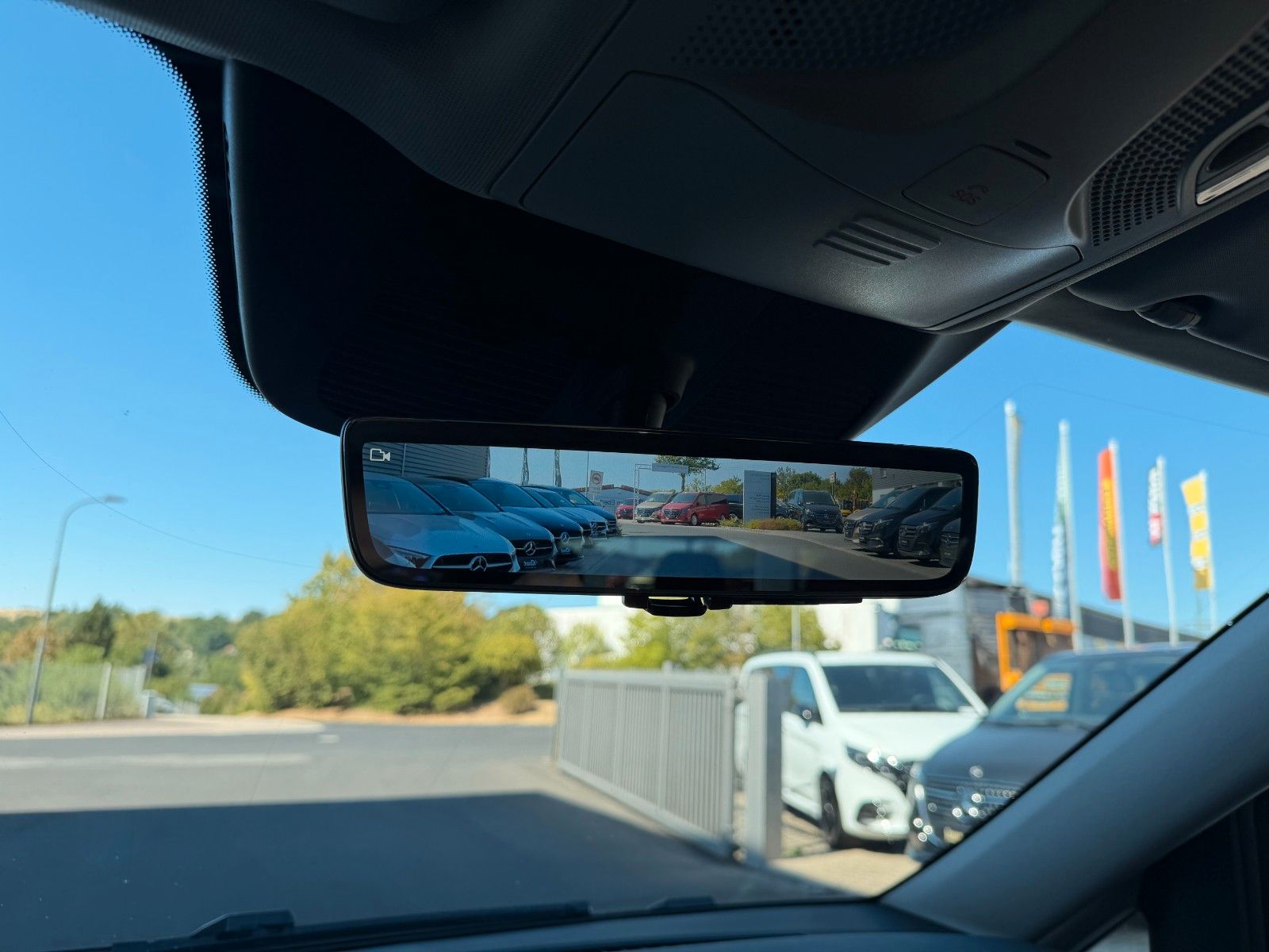 Fahrzeugabbildung Mercedes-Benz V 220 d STYLE AHK2,5to MULTIBEAM 360 DISTRONIC