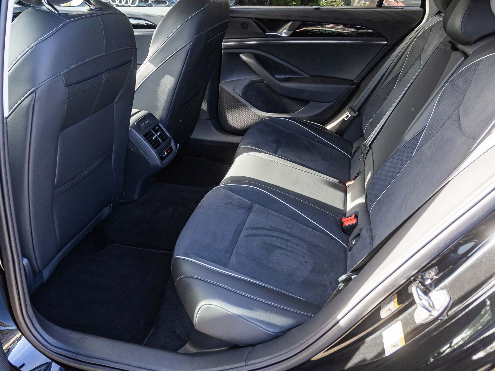 Volkswagen Passat Variant 2.0 TDI "Business" DSG Navi LED D foto 14