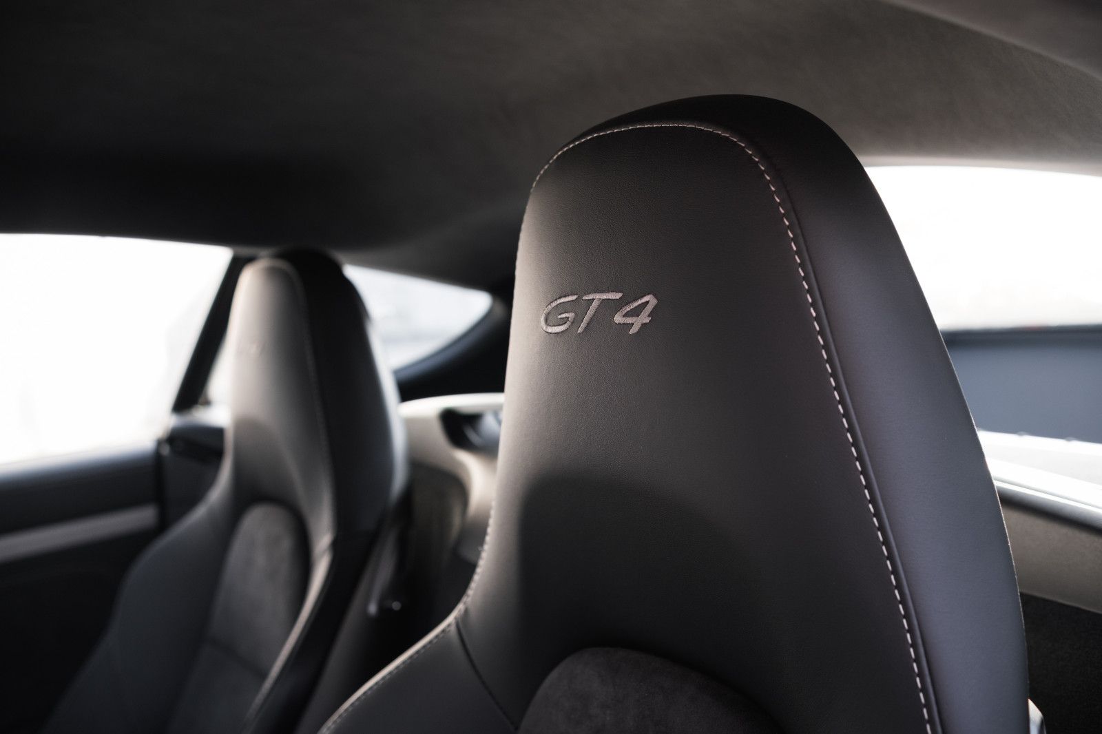 Fahrzeugabbildung Porsche Cayman GT4-Steuer ausw.-wenig KM-Approved