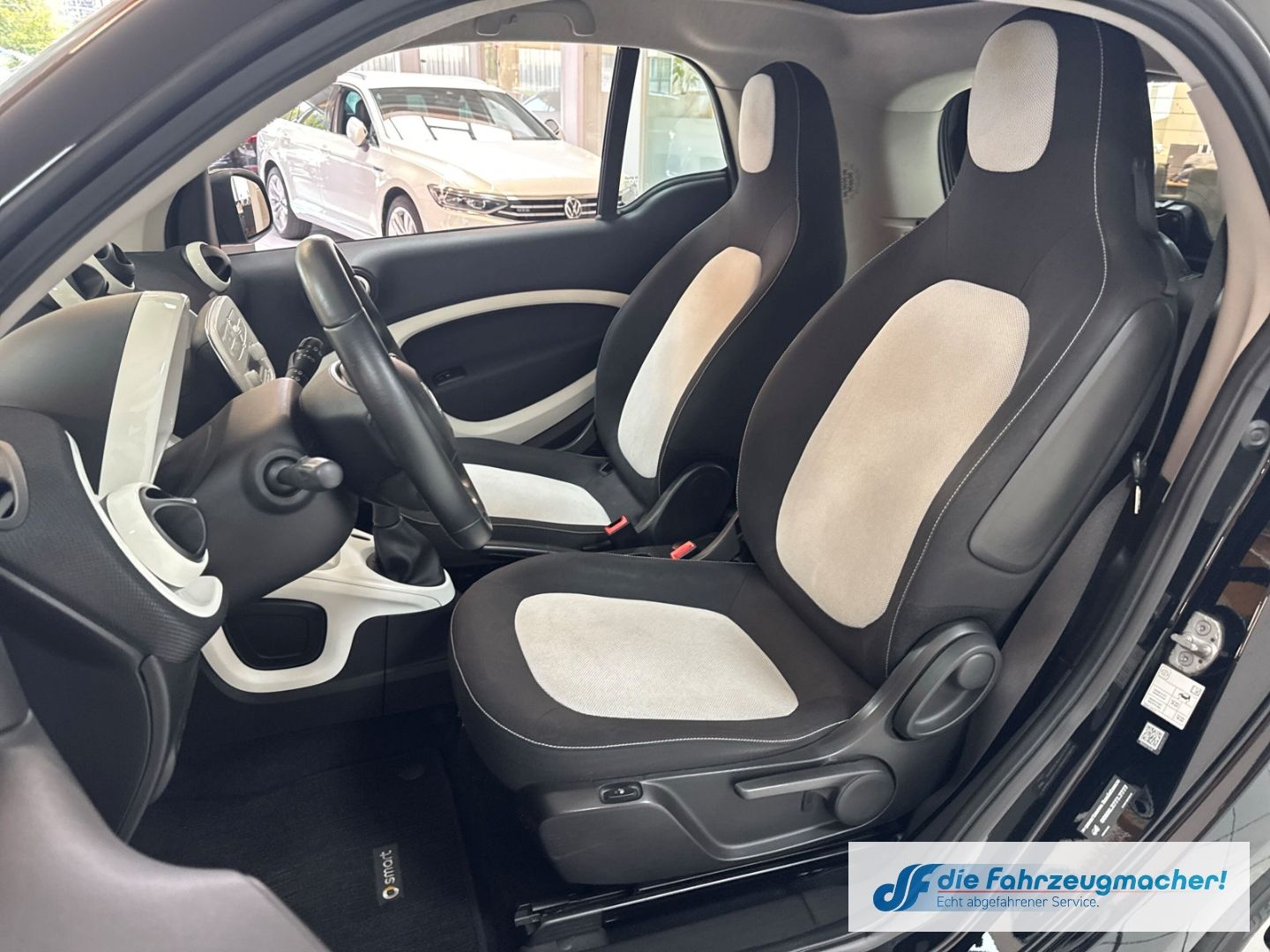 Fahrzeugabbildung Smart fortwo coupe Basis Panorama Klimaautom SHZ Temp