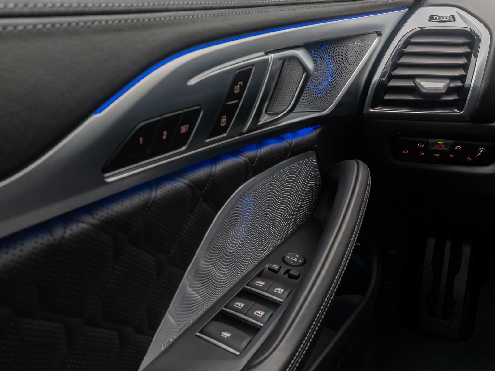 Fahrzeugabbildung BMW M8 Competition xD Cabrio B&W 360°Laser DAB Voll