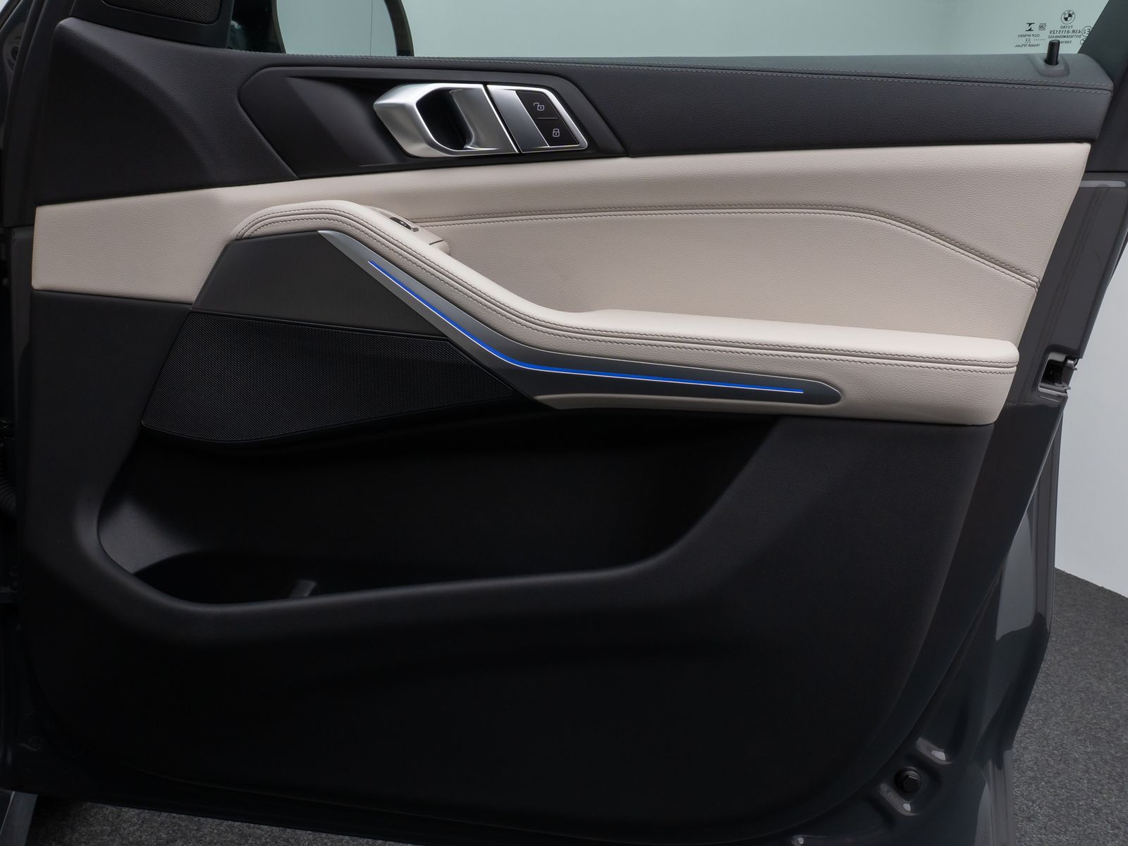 Fahrzeugabbildung BMW X5 xD30d M Sport Kamera HUD DAB HiFi Komfort 20"