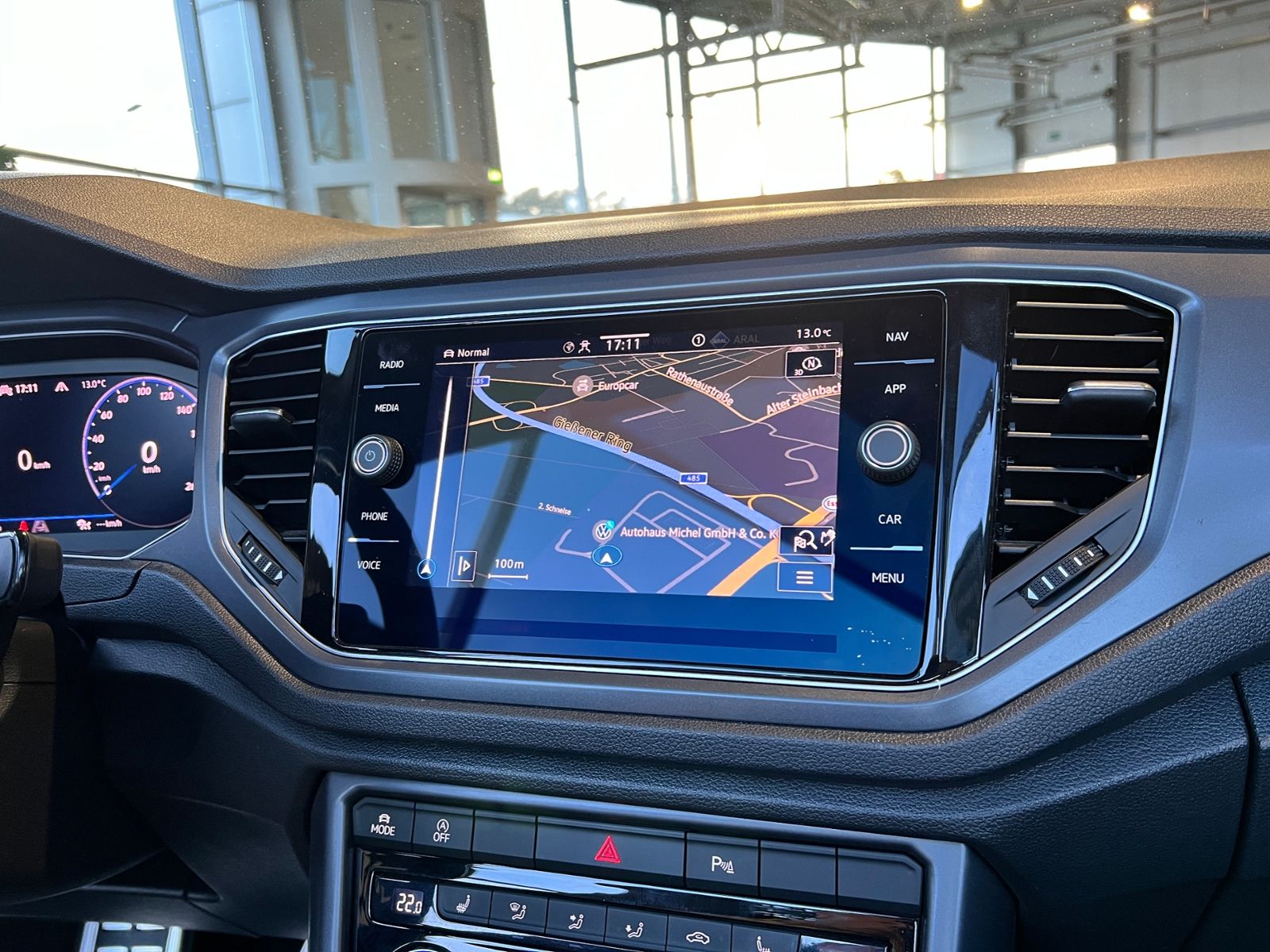 Fahrzeugabbildung Volkswagen T-Roc Cabrio R-Line Black AHK BEATS NAVI SHZ