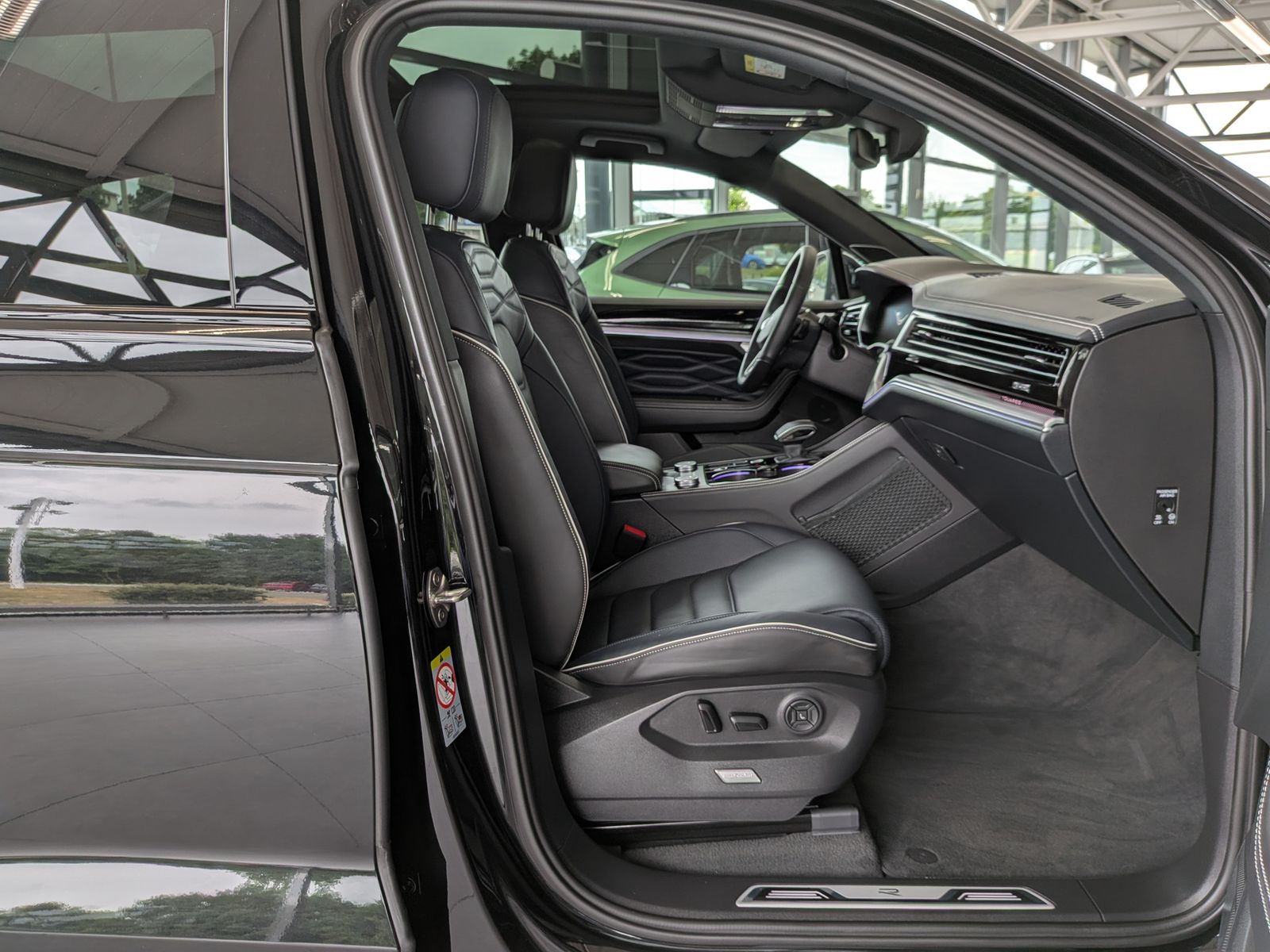 Fahrzeugabbildung Volkswagen Touareg 3.0TDI 4M R-Line VOLL Black 22" UPE 114T
