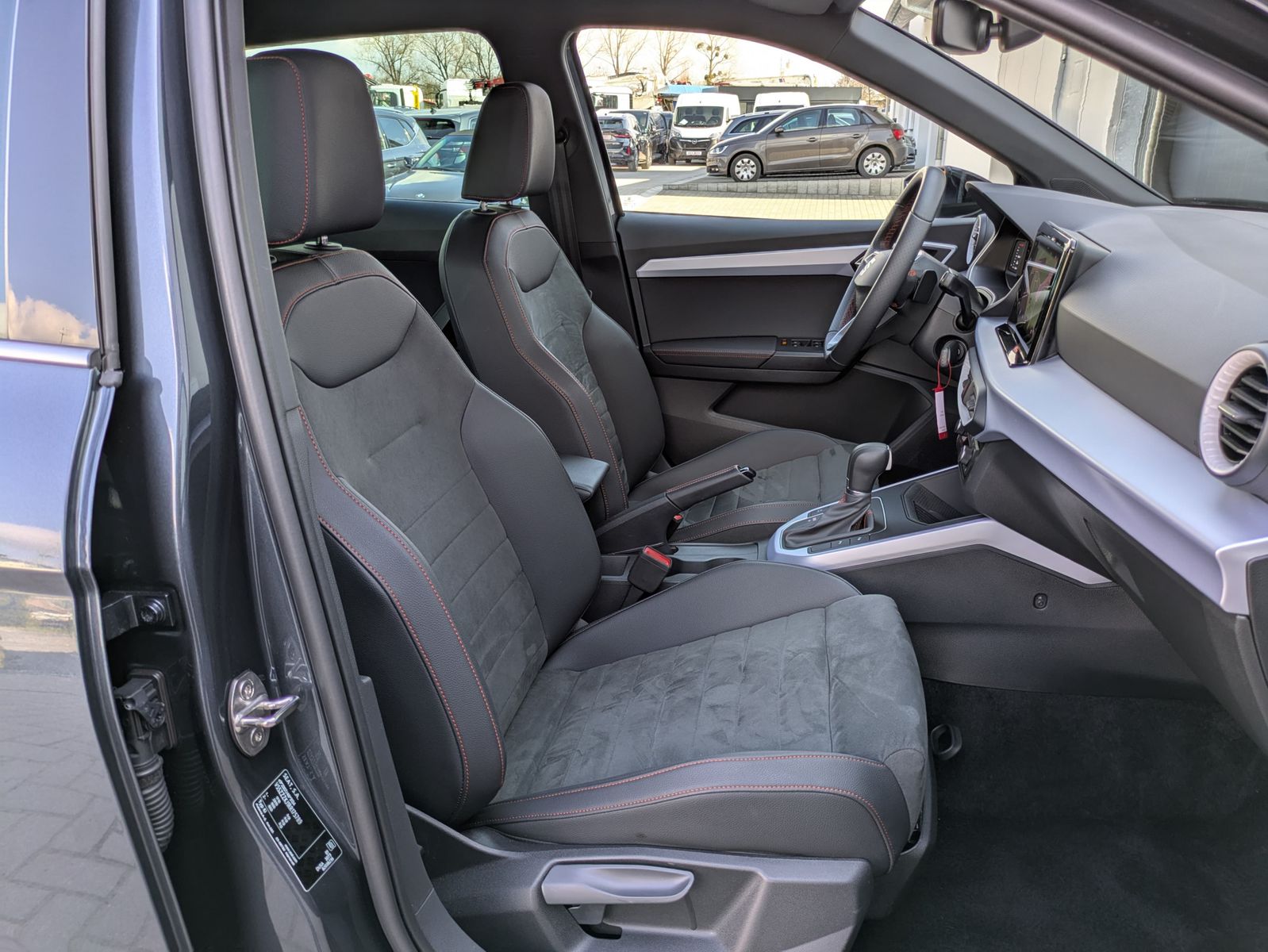 Fahrzeugabbildung SEAT Arona 1.0 TSI FR DSG AHK*ACC*LED*APP*DAB*KAMERA