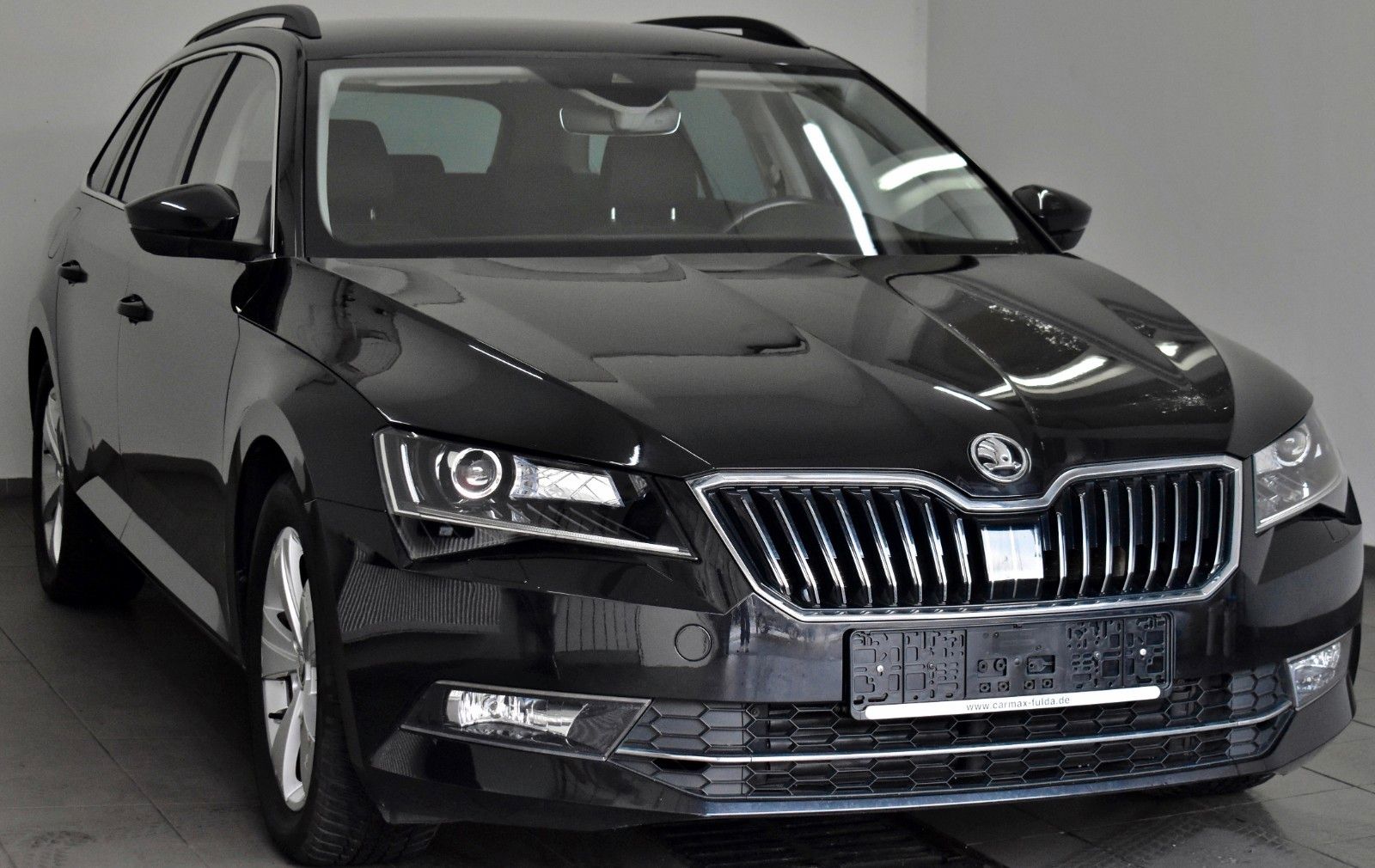 Fahrzeugabbildung SKODA Superb Combi Ambition T.Leder,Navi,Xenon,Kamera