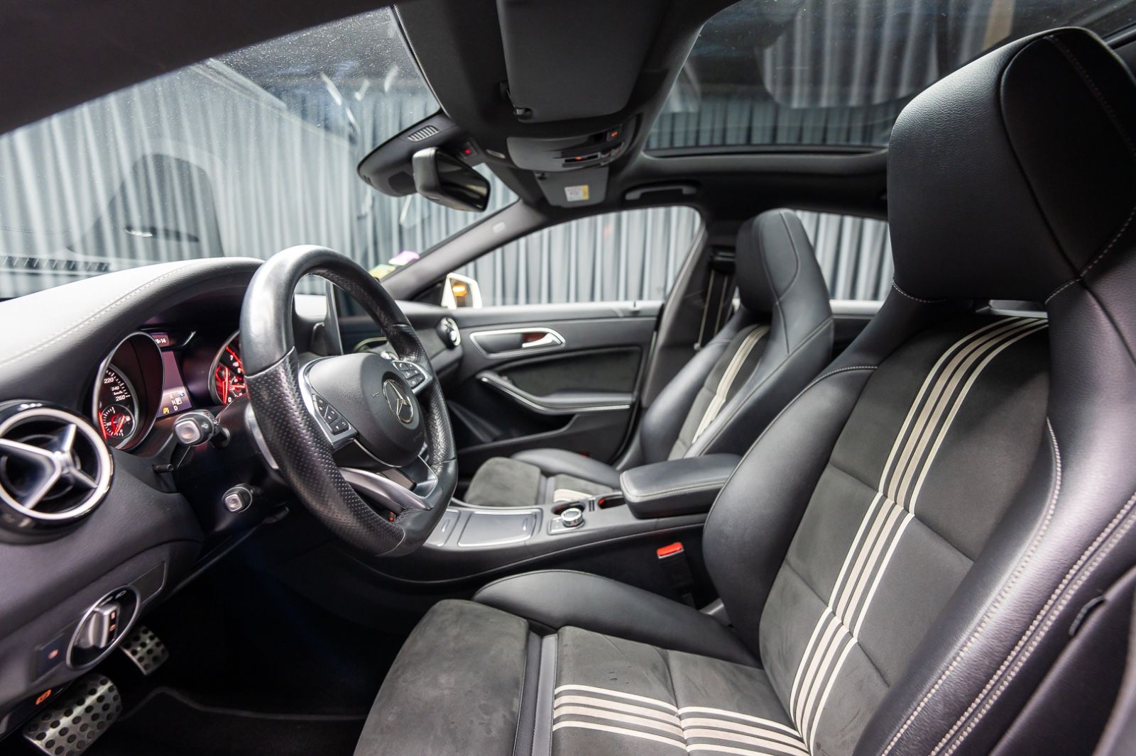 Fahrzeugabbildung Mercedes-Benz CLA 180 Shooting*AMG*Panorama*Keyless*PEAK*BSNS*
