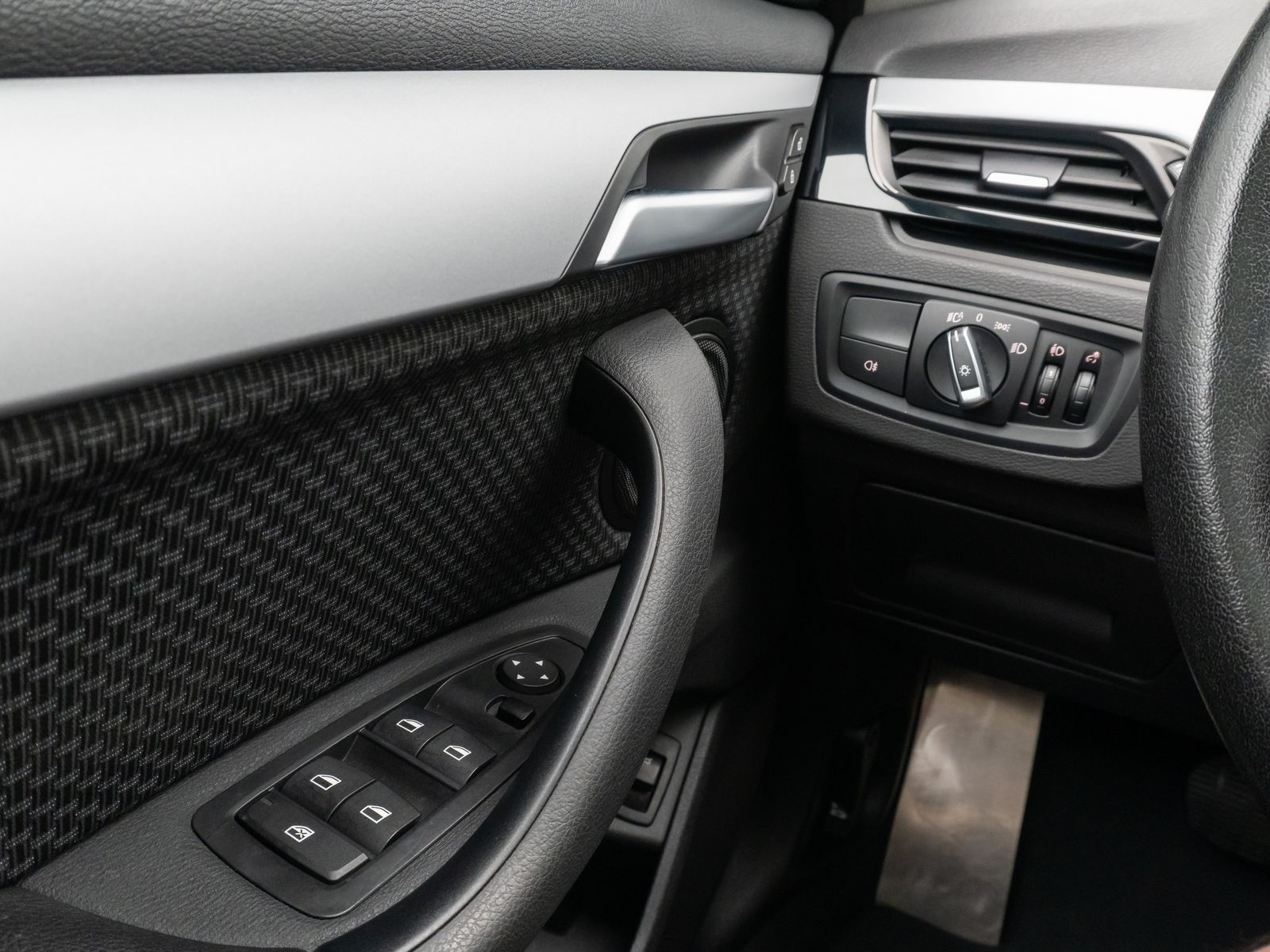 Fahrzeugabbildung BMW X1 sD20i ParkAs LED Navi GeschwReg Panorama DAB