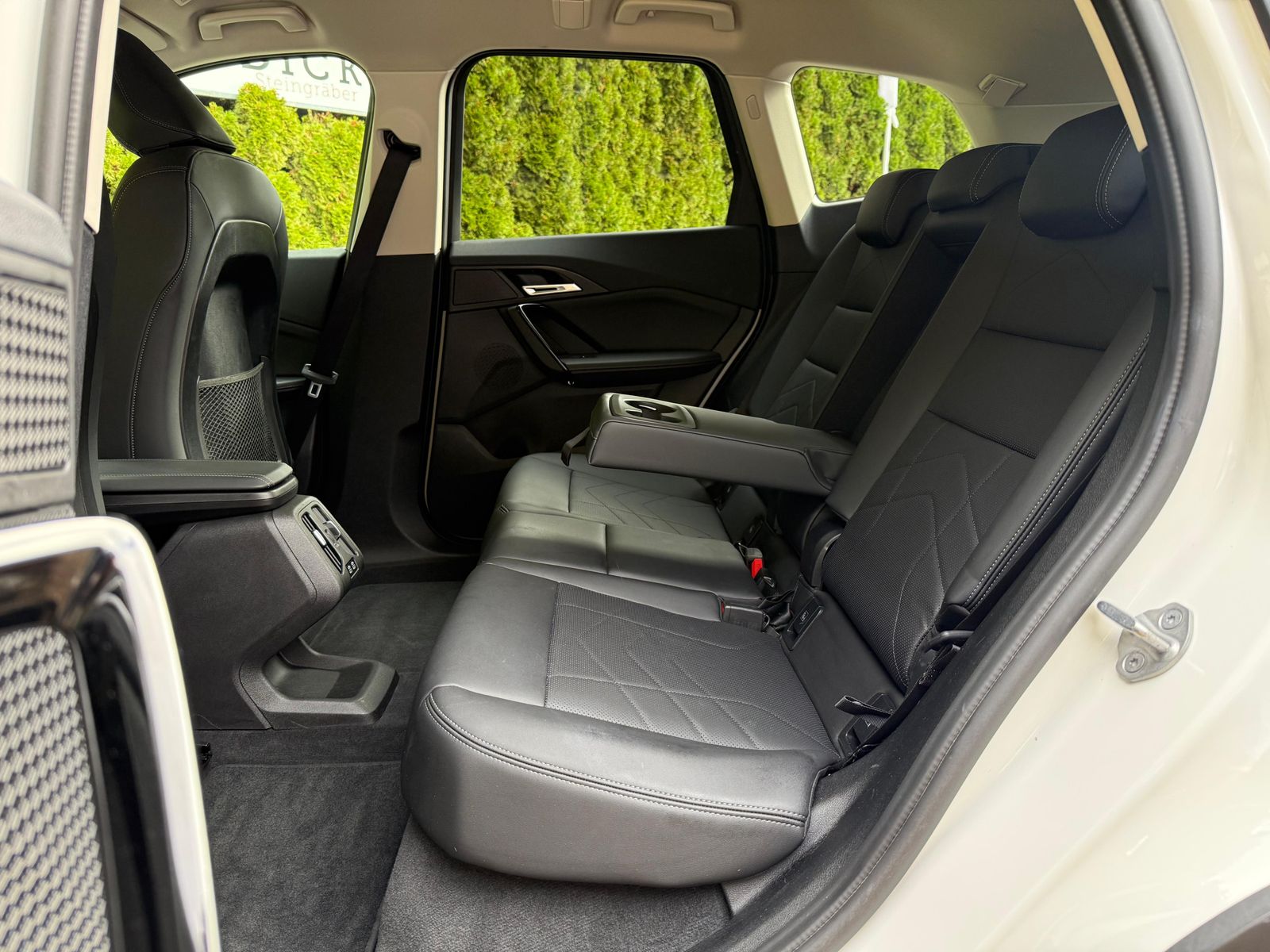 Fahrzeugabbildung BMW iX1 30 xDrive 64 kWh SHADOW+LIFE+SHZ+KAM+LEDER+M