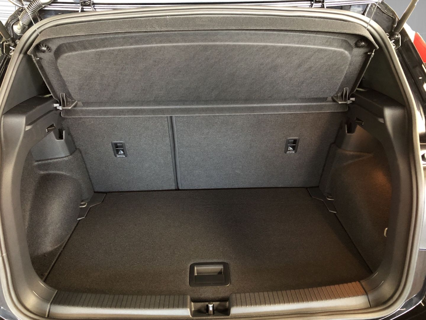 Fahrzeugabbildung Volkswagen T-Cross R-Line 1.0 TSI Sportpaket AHK-abnehmbar