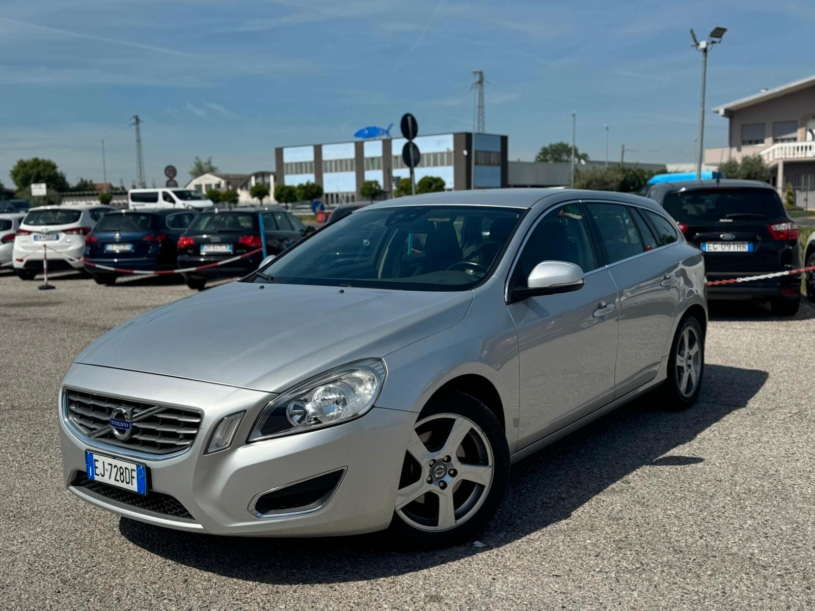 Volvo V60 2011 — interior