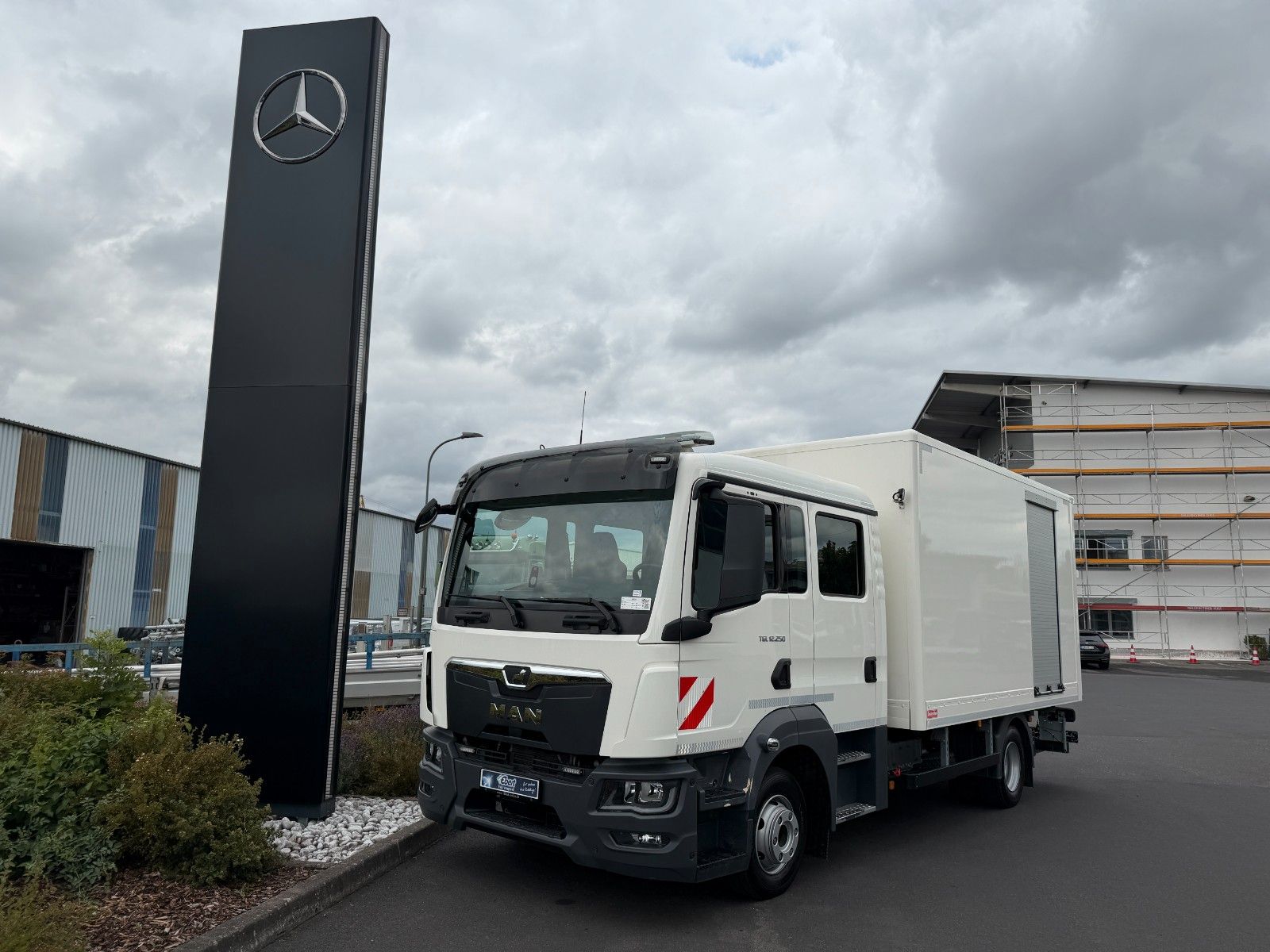 Fahrzeugabbildung MAN TGL 12.250 4x2 BB DoKa LBW 6 Sitze 2 AHK 2 Rollo