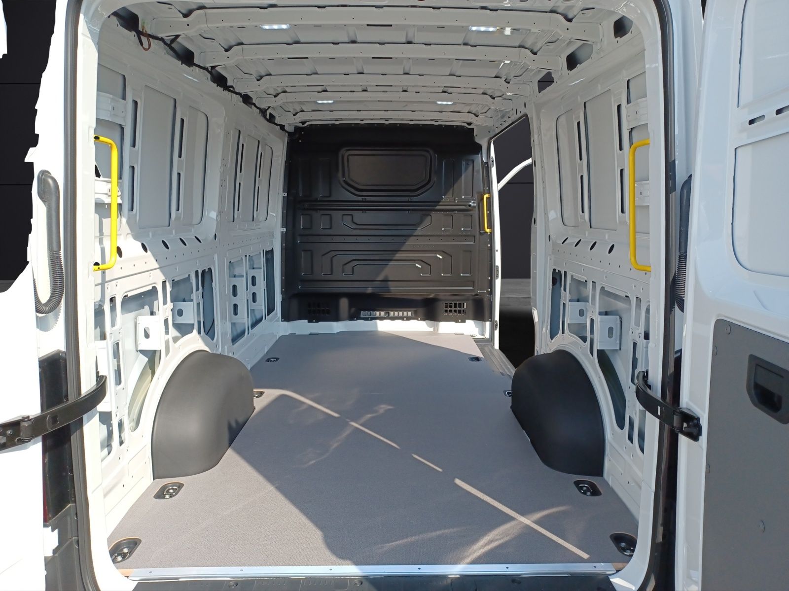 Fahrzeugabbildung Volkswagen Crafter Kasten 35 TDI MR KLIMA AHK RADIO HOLZFUS