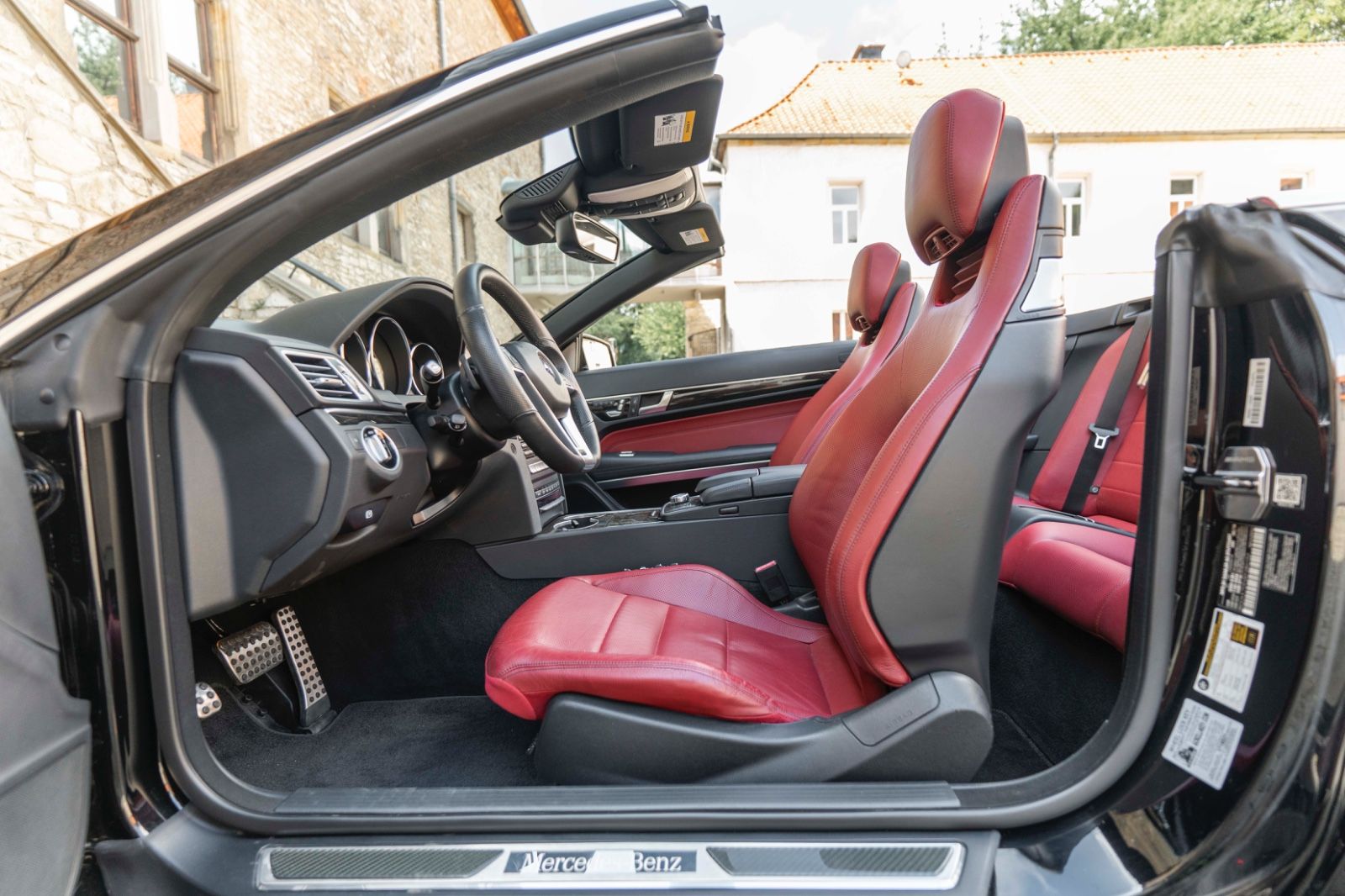 Fahrzeugabbildung Mercedes-Benz E 550 Cabriolet AMG-LINE ACC H&K LED KAM TOTW