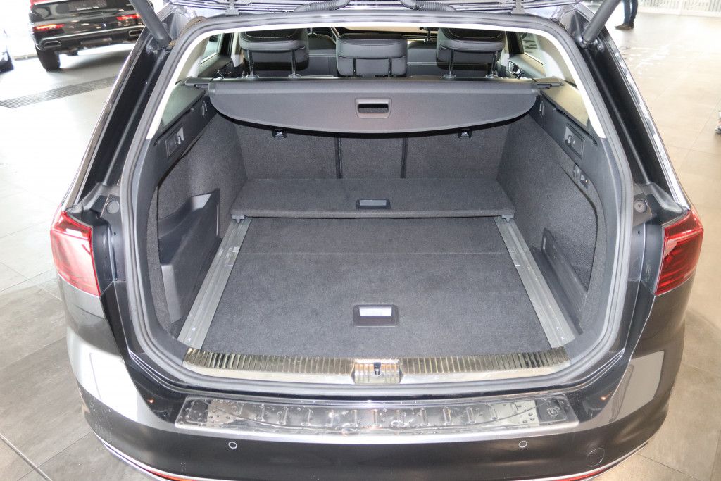 Fahrzeugabbildung Volkswagen Passat 2.0 TDI 4M R Line-NAV-IQ-Virtual-Pano-AHK