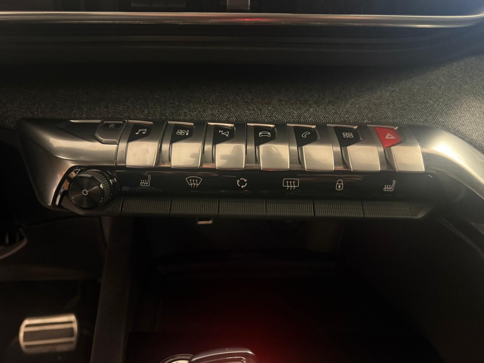 Fahrzeugabbildung Peugeot 3008 Allure  GT /SCHECKHEFT/ LED/AHK/ PANORAMA