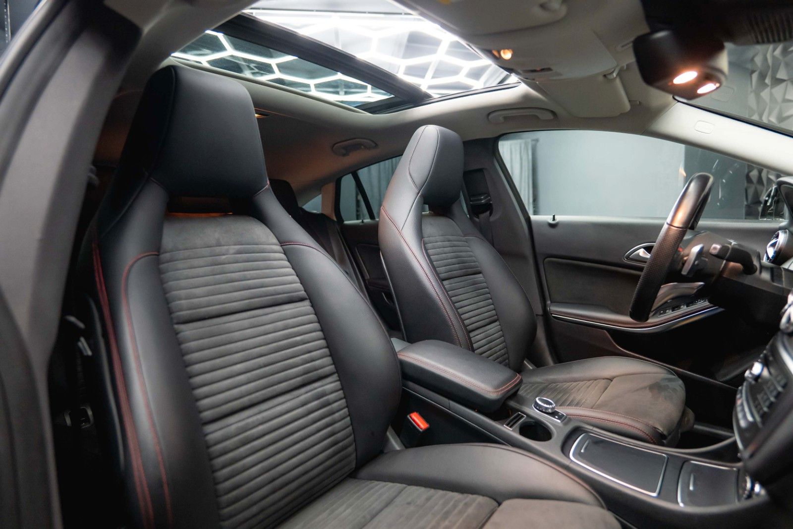 Fahrzeugabbildung Mercedes-Benz CLA 250 Shooting Brake AMG Night-Paket | Pano
