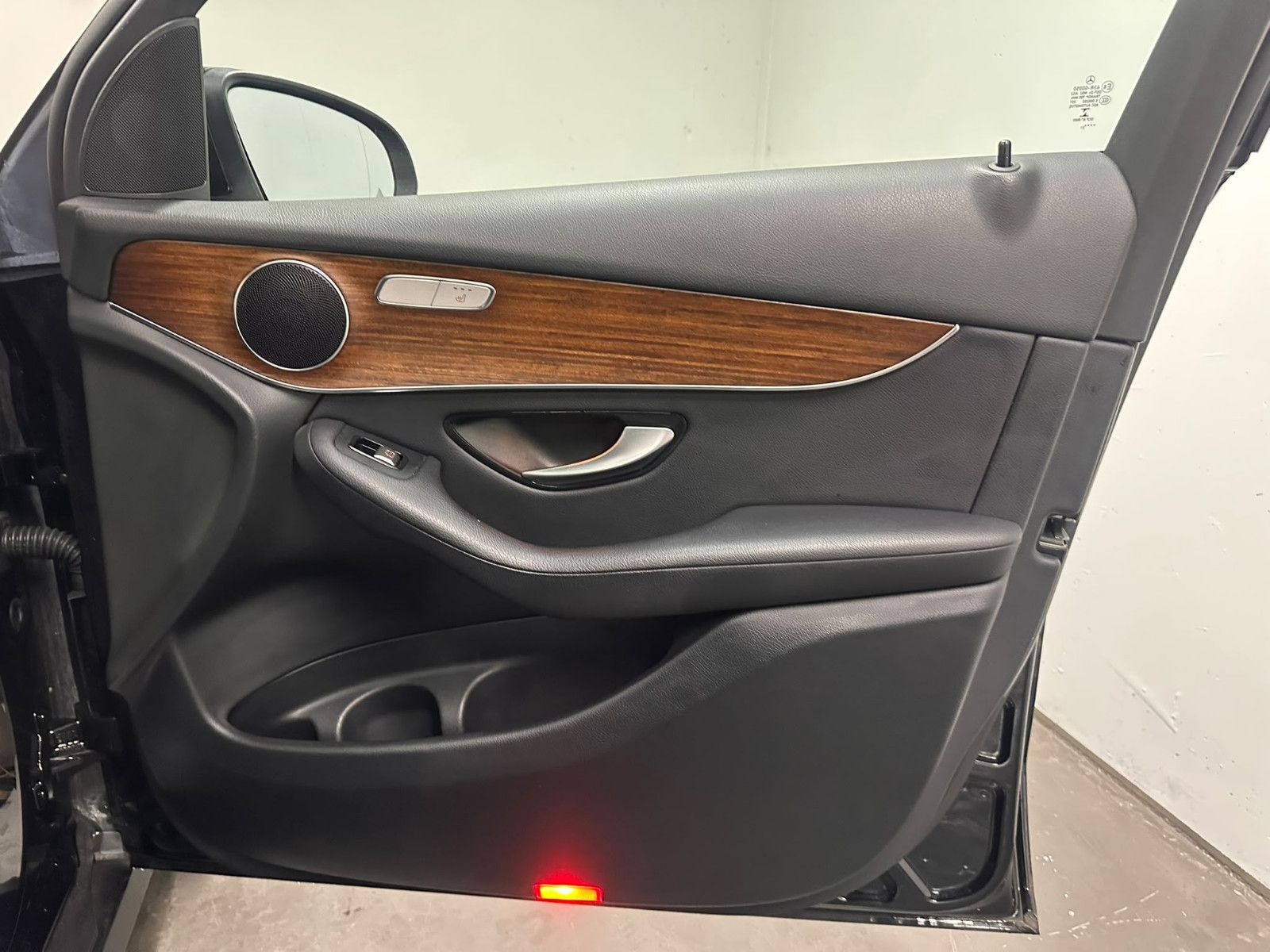 Fahrzeugabbildung Mercedes-Benz GLC 300 e 4MATIC Autom.*AHK*PANORAMA*DISTRO