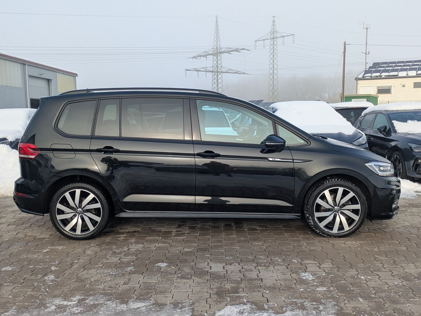 Fahrzeugabbildung Volkswagen Touran 2.0 DSG R-Line High BLACK Pano 7Si IQ AHK