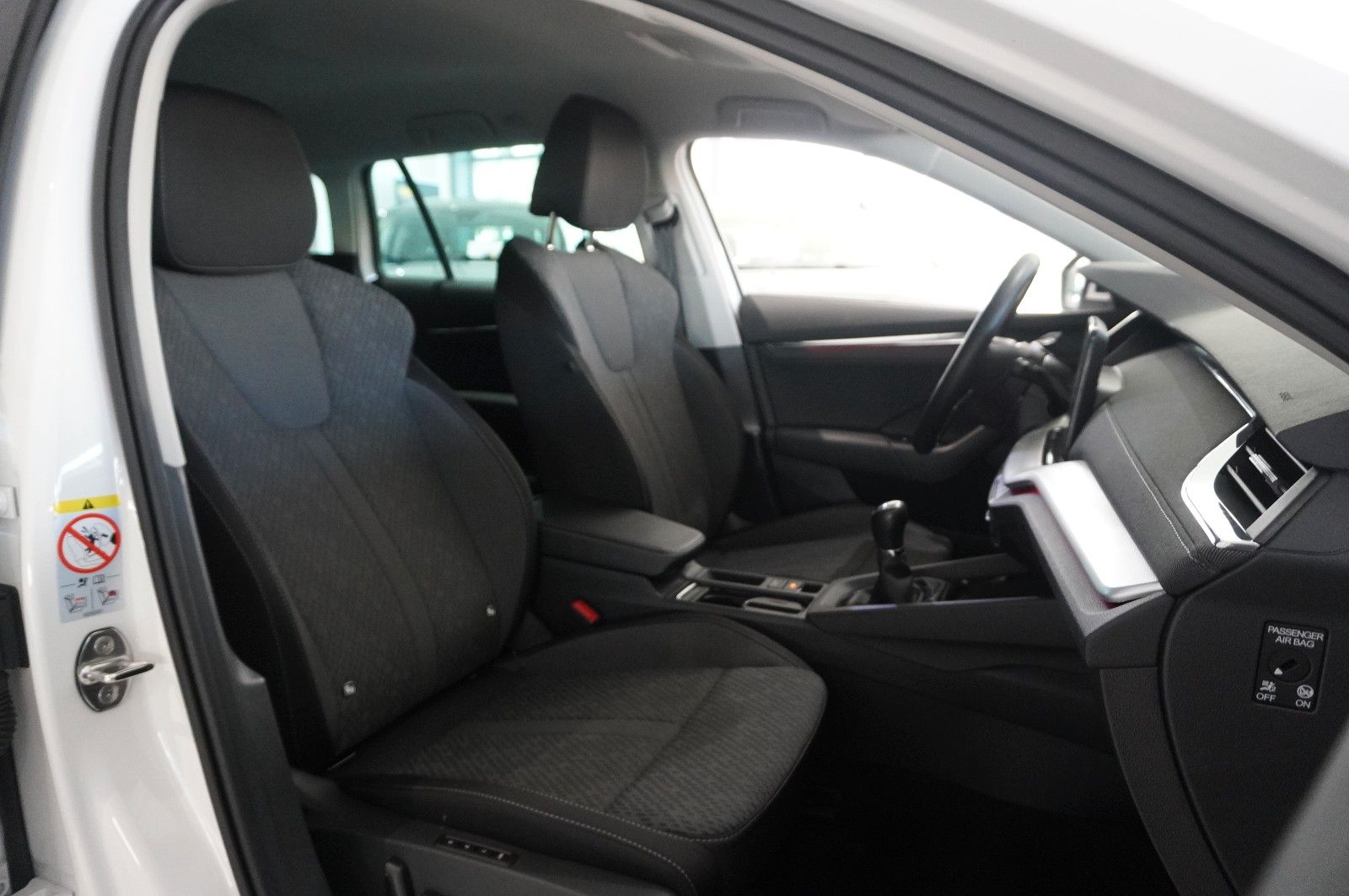 Fahrzeugabbildung SKODA Octavia COMBI 2.0D STYLE NAVI/LED/VIRTU./SHZ/DAB