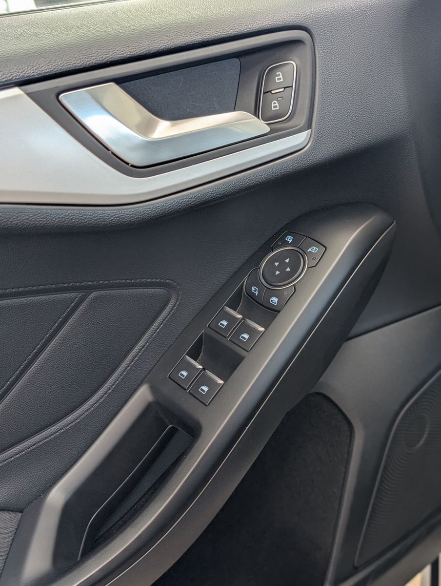 Fahrzeugabbildung Ford Focus Cool & Connect TEMP KAM LED SHZ CARPLAY