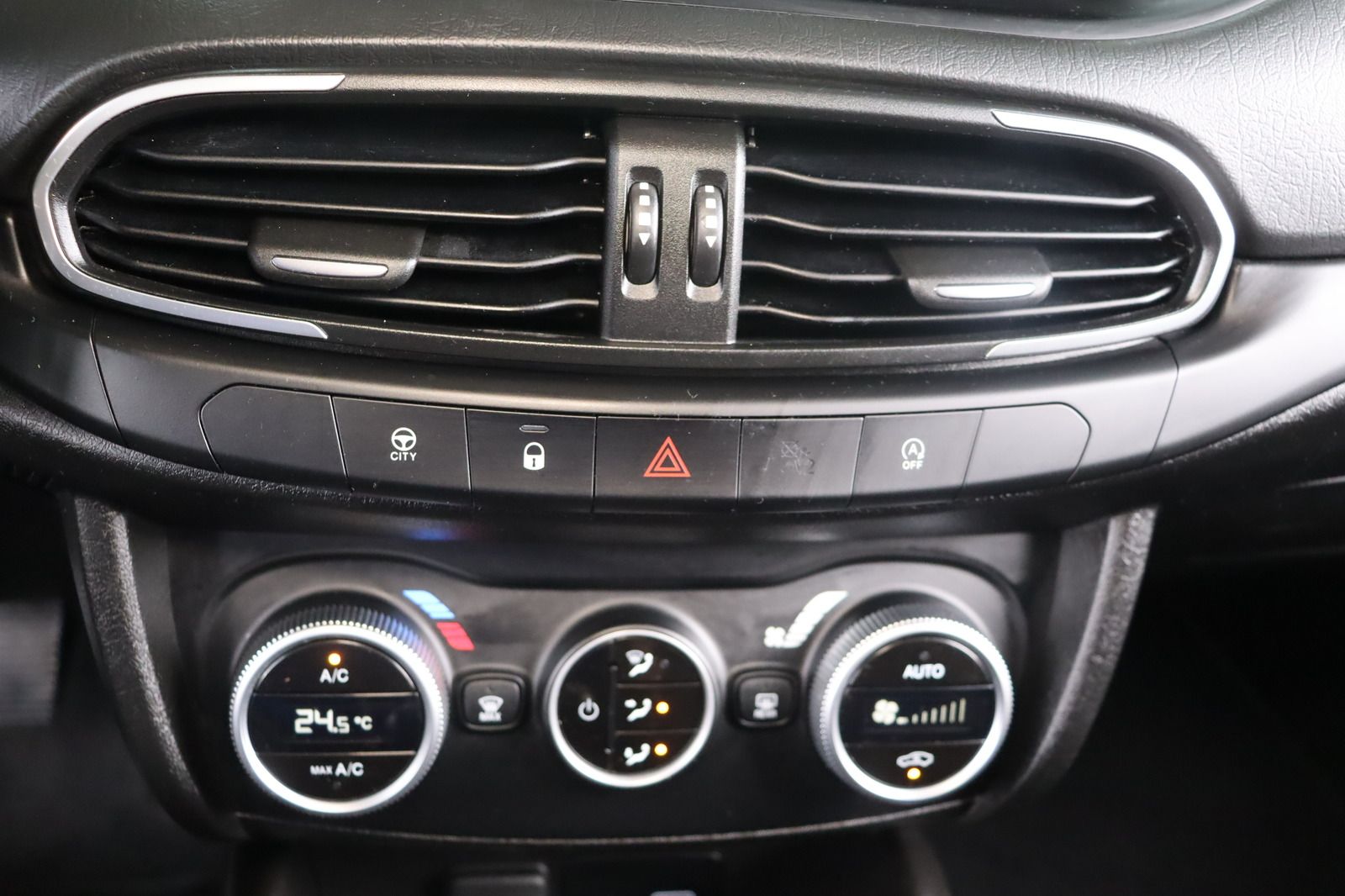 Fahrzeugabbildung Fiat Tipo * Navi * HU/AU neu * Tempomat