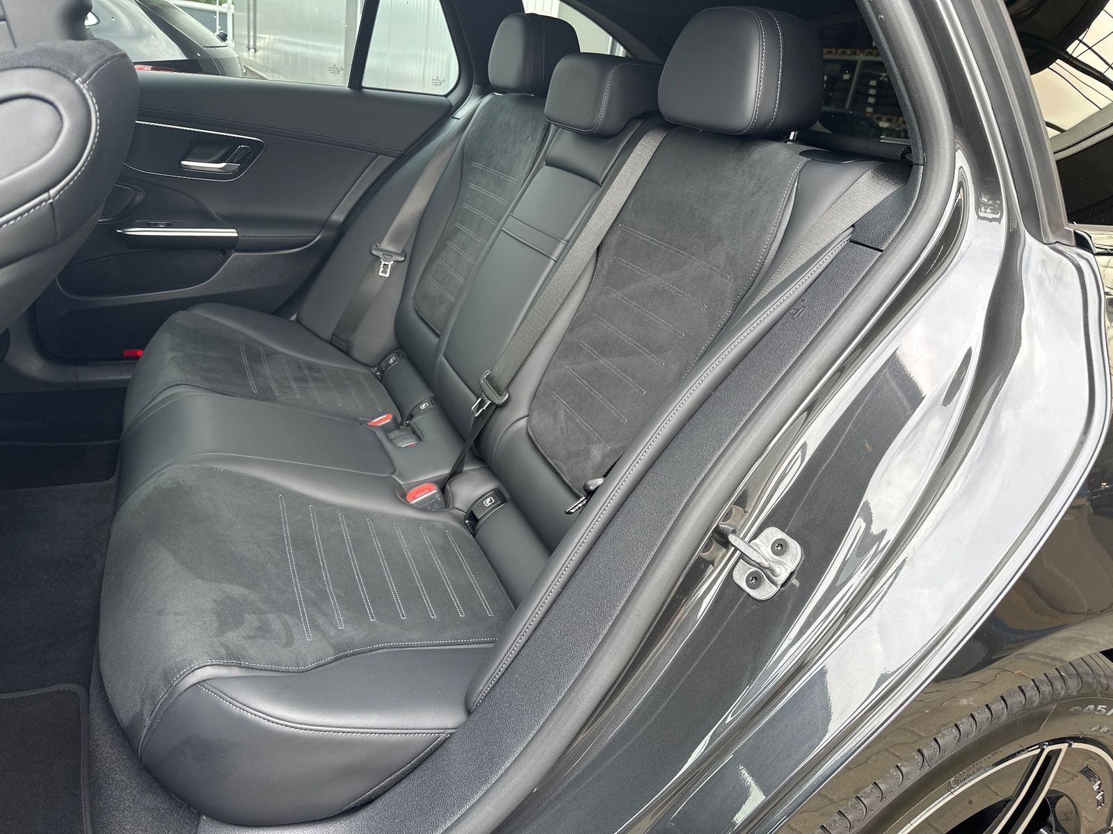 Fahrzeugabbildung Mercedes-Benz C 300d T AMG Line NAV+LED+VCOCK+LEDER+18ZO+ALARM