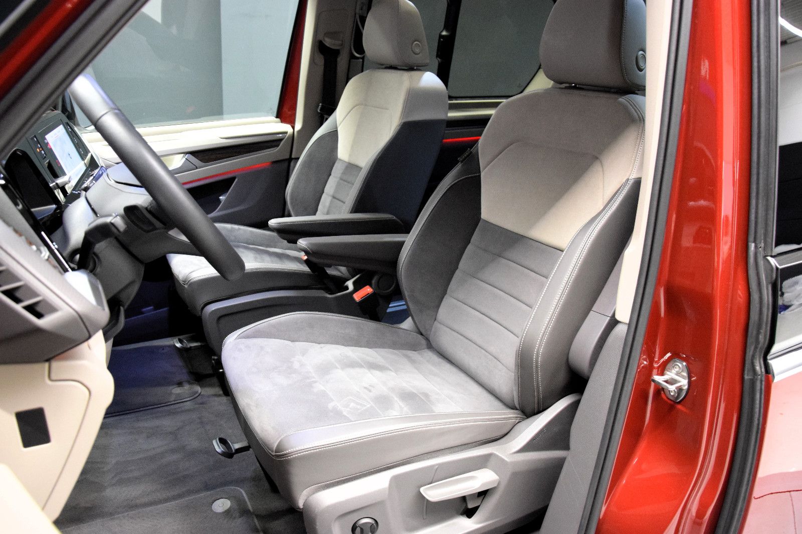 Fahrzeugabbildung Volkswagen T7 Multivan BiCol. rot/schwarz Pano HuD ACC AHK