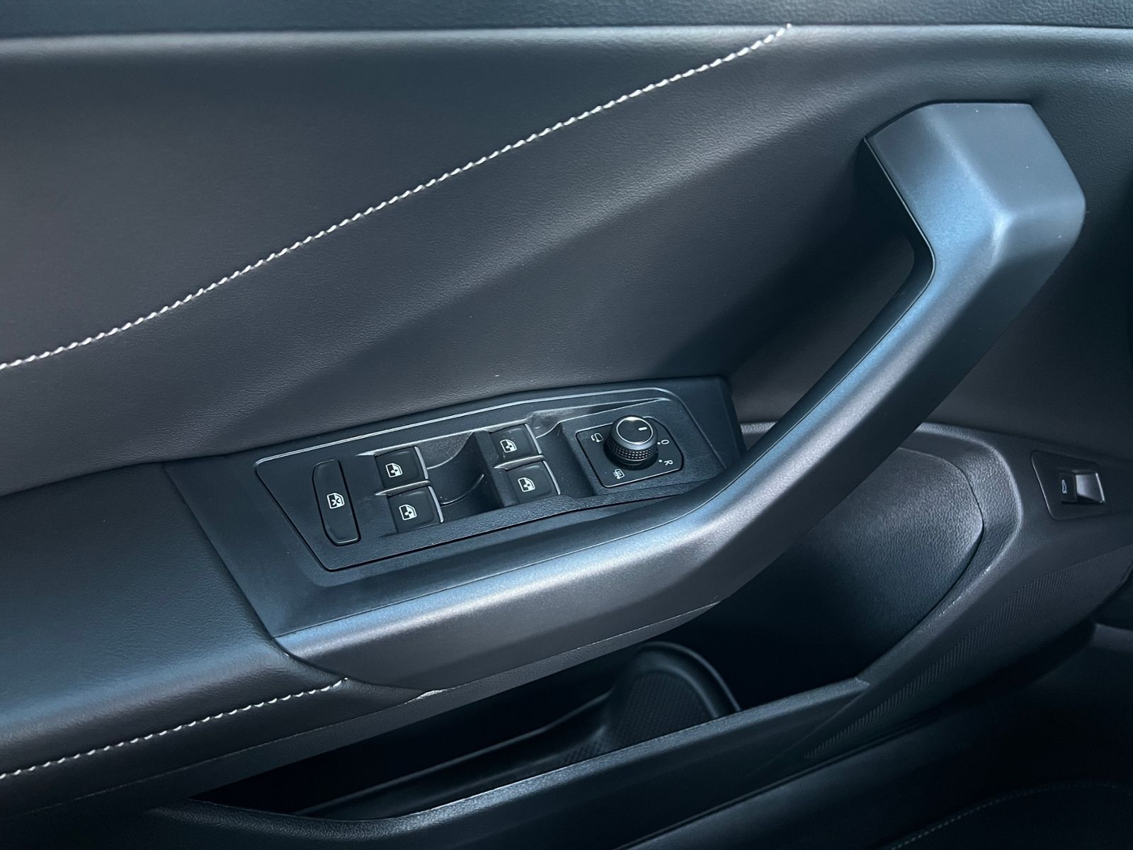 Fahrzeugabbildung Volkswagen T-Roc R-Line 1.5 TSI DSG *AHK, Pano, Black Style